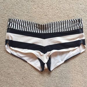 Athleta | Black & White Avila Dolphin Shorts